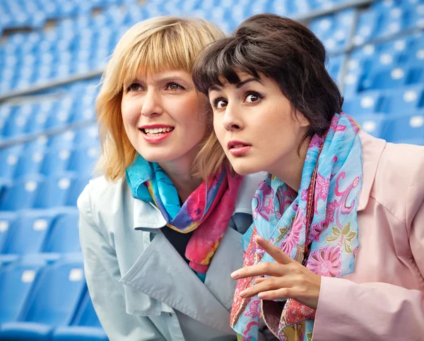 Duas mulheres entusiasmadas fãs assistindo competição ou concerto em stad — Fotografia de Stock