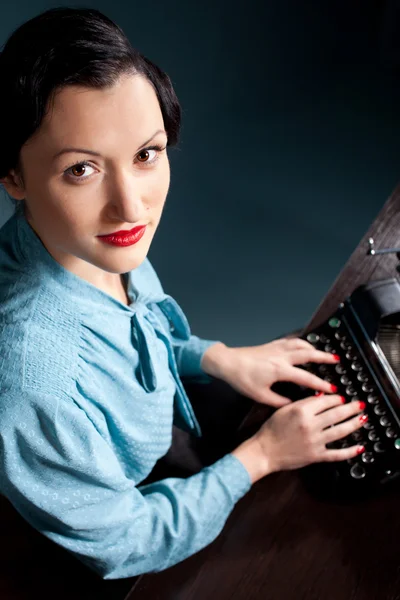 Νεαρή γυναίκα πληκτρολογώντας με παλαιά γραφομηχανή — Φωτογραφία Αρχείου