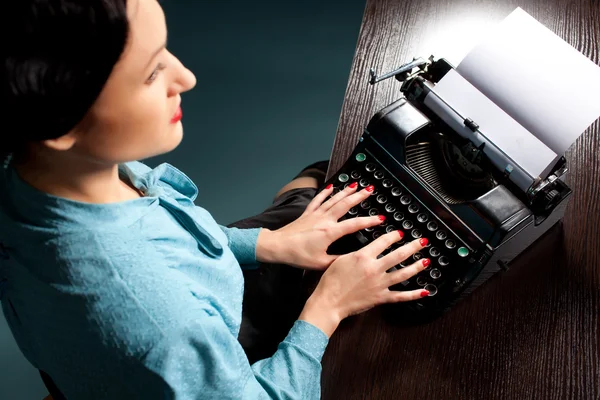 Young woman typing with old typewriter — Stock Photo, Image