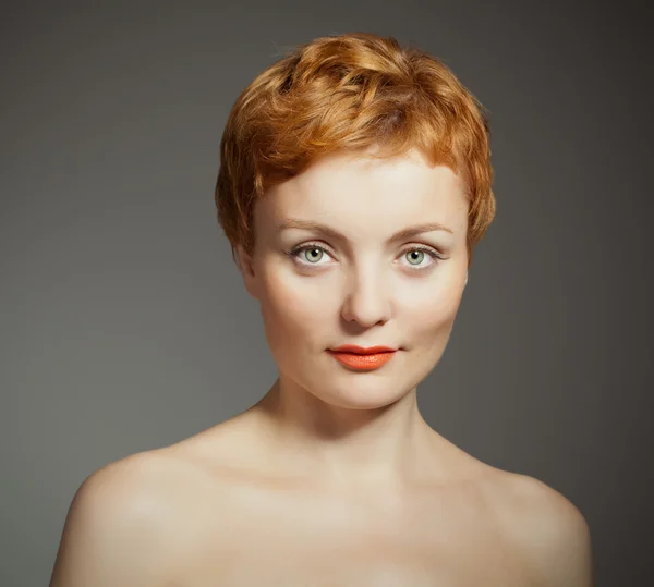 Röda haired kvinna med lockig frisyr — Stockfoto