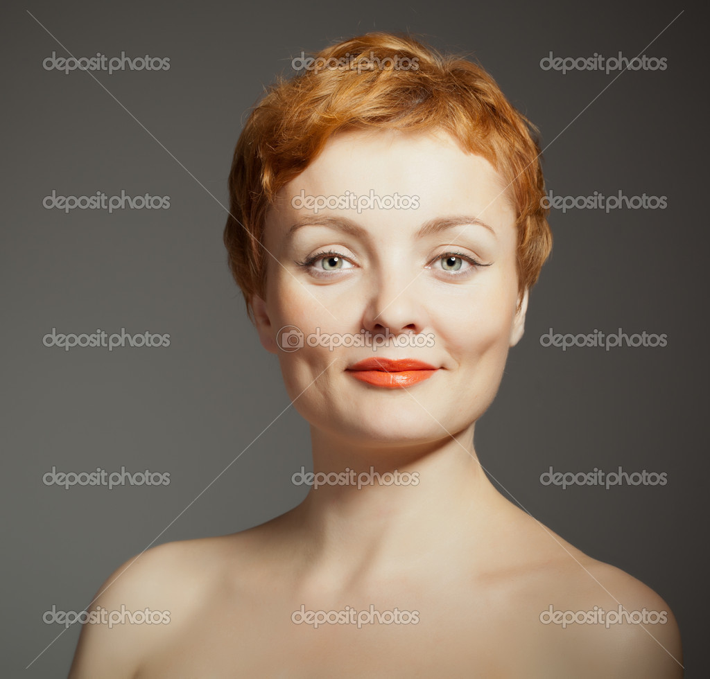 Femme aux cheveux rouge avec coupe de cheveux bouclé \u2014 Photo