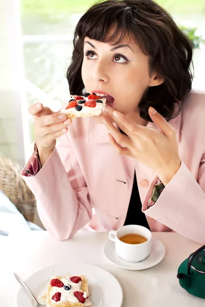 Women drinking coffee in café smiling — Stock Photo, Image