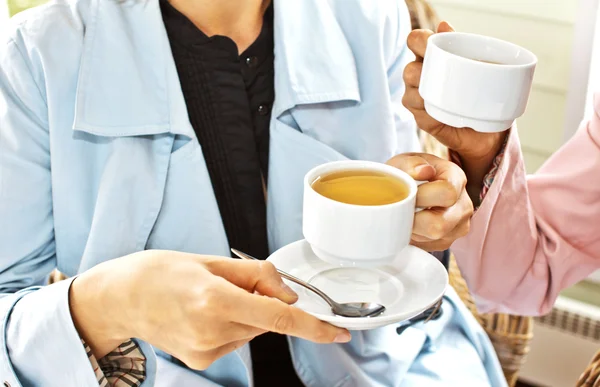 Mujeres tomando café en café sonriendo — Foto de Stock