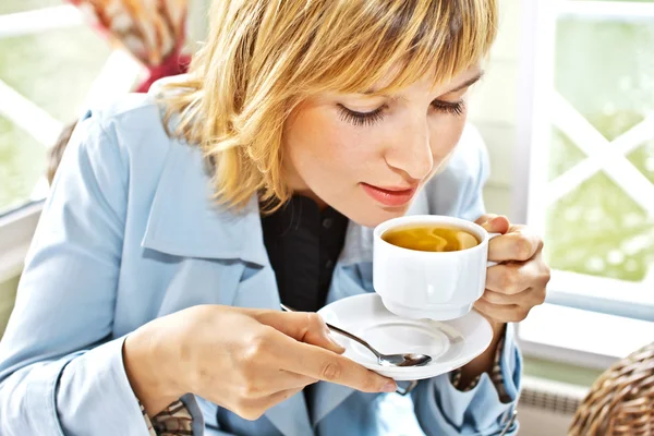 Women drinking in café smiling — Stock Photo, Image