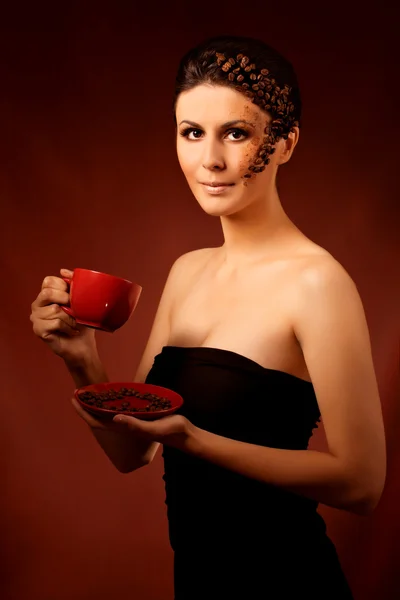 Красивая молодая женщина пьет кофе — стоковое фото
