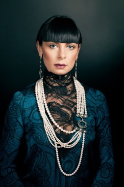 Glamour inci boncuklar ile Yeşil bluz giyen kadın portresi