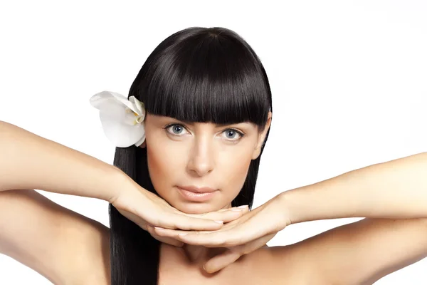 Mulher modelo com maquiagem diária fazendo massagem facial — Fotografia de Stock