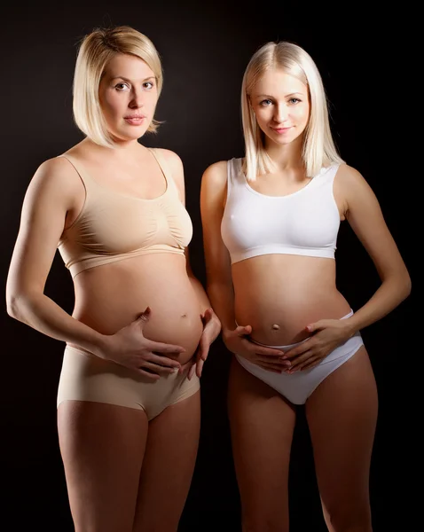 Iki hamile kadın iç çamaşırı giyiyor — Stok fotoğraf