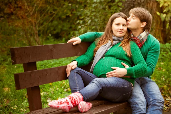 hamile çift tezgah üzerinde rahatlatıcı