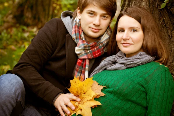 Pregnant couple in the park — Stock Photo, Image