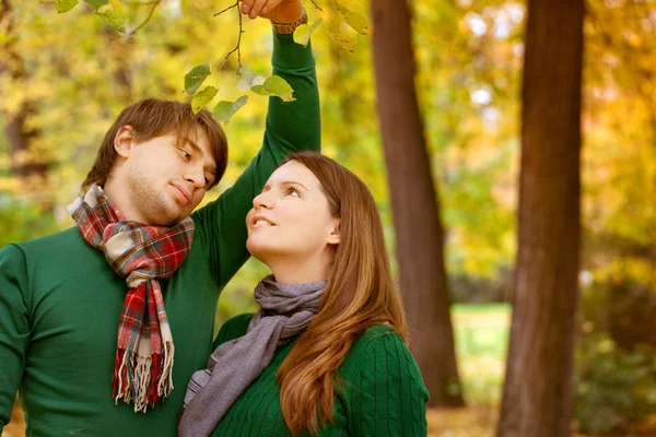 Pregnant couple have fun in the park — Stock Photo, Image