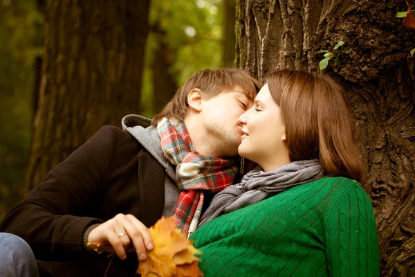 Pregnant couple in the park — Stock Photo, Image