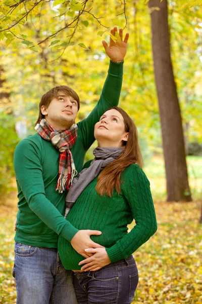 Pregnant couple have fun in the park — Stock Photo, Image