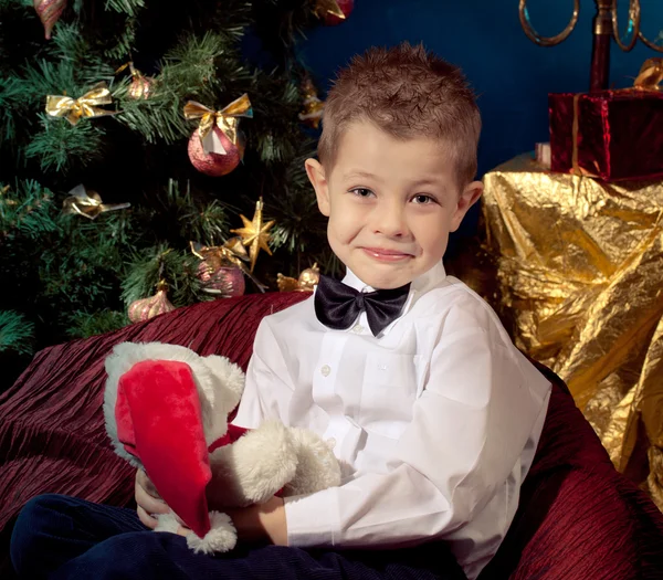 Kleine jongen en meisje in de buurt van de kerstboom — Stockfoto