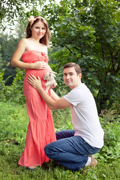 Man and his pregnant wife have fun in the park — Stock Photo, Image