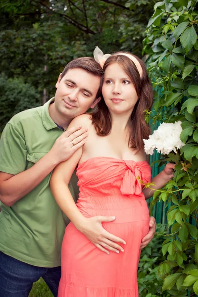 Pareja embarazada en el parque —  Fotos de Stock
