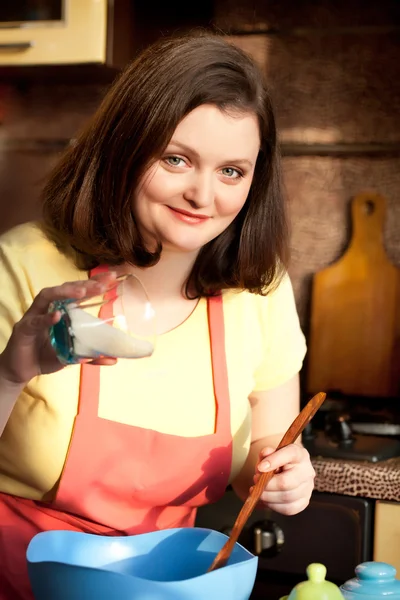 Além de tamanho mulher atraente preparando cupcake para seu namorado — Fotografia de Stock