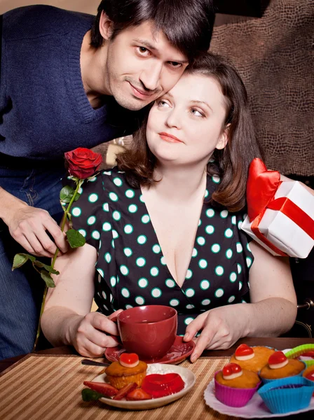Vonzó pár szórakozni a konyhában a Valentin nap Stock Fotó