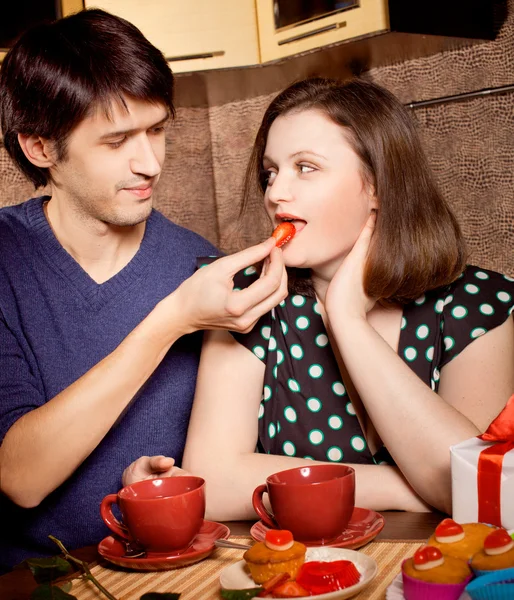 Vonzó pár szórakozni a konyhában a Valentin nap Jogdíjmentes Stock Fotók