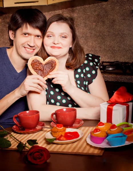 Atraktivní pár bavit se v kuchyni na Valentýna Stock Obrázky