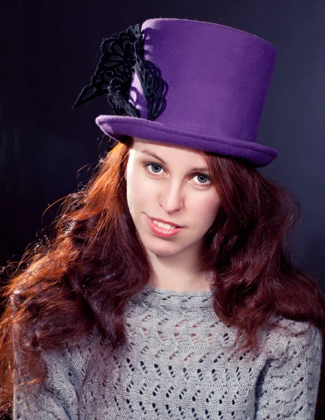 Жінка в фіолетовому капелюсі в ретро або казковому стелі — стокове фото