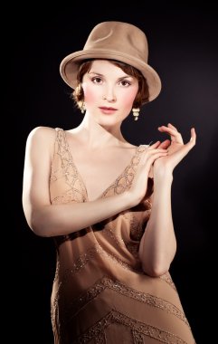 Retro üslubu içinde karanlık keçe şapka ve kürk giyen kadın