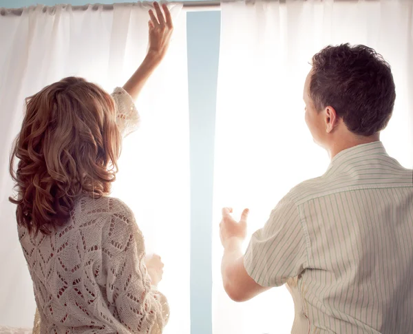 erkek ve kadın perdenin asılı