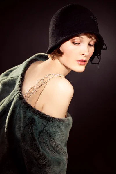 Woman wearing dark felt hat and fur in retro stlyle — Stock Photo, Image