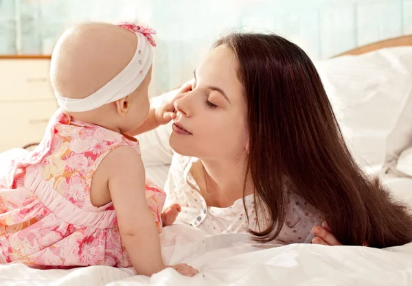 Mädchen und Mutter spielen — Stockfoto