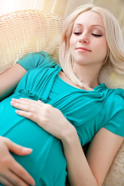 Hamile kadın rahatlatıcı — Stok fotoğraf