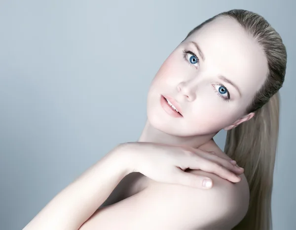 Retrato de una hermosa modelo femenina sobre fondo azul — Foto de Stock