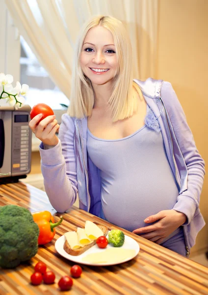 Mulher grávida comer — Fotografia de Stock