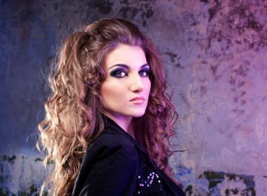 Hurdaya çıkarılan d moda kibirli ve küstah genç kadın