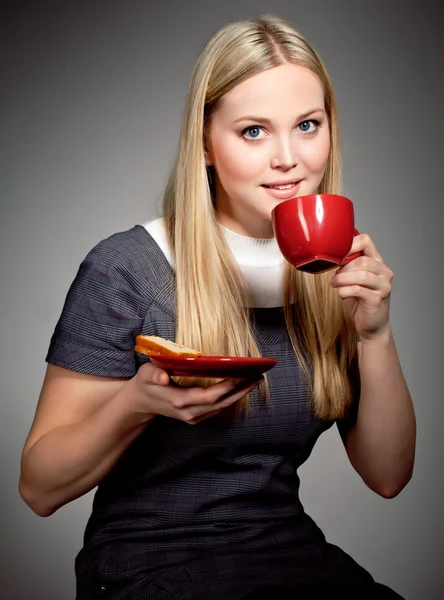 Bella giovane donna che beve caffè o tè — Foto Stock