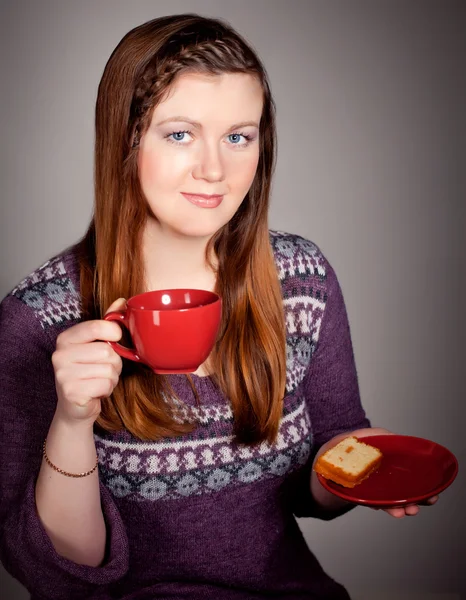 Όμορφη νεαρή γυναίκα πίνοντας καφέ ή τσάι — Φωτογραφία Αρχείου