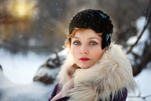 Vrouw in park — Stockfoto