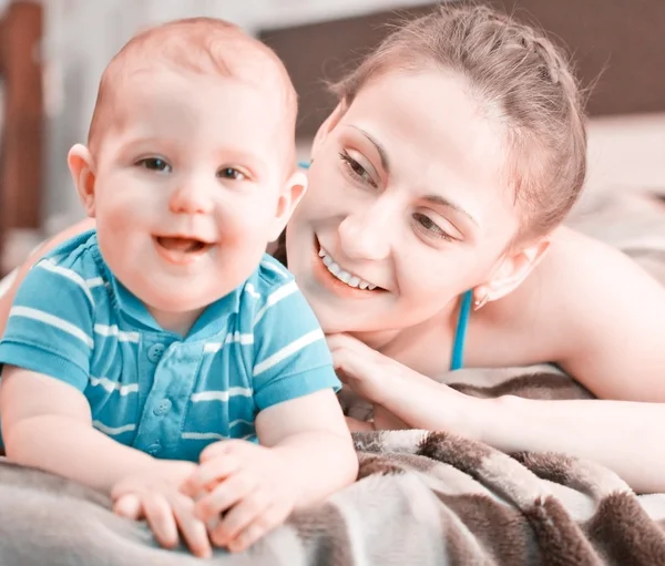 Joli garçon avec maman, petit bébé avec maman , — Photo