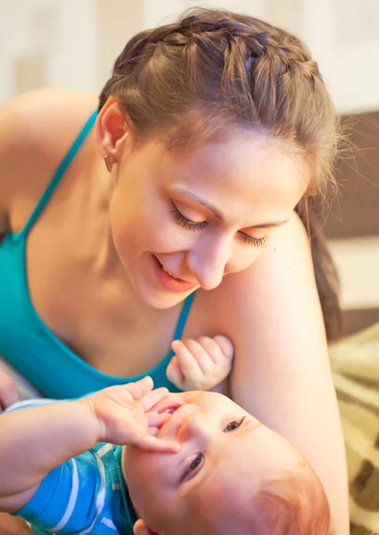 Buen chico con madre, pequeño bebé con mami , — Foto de Stock