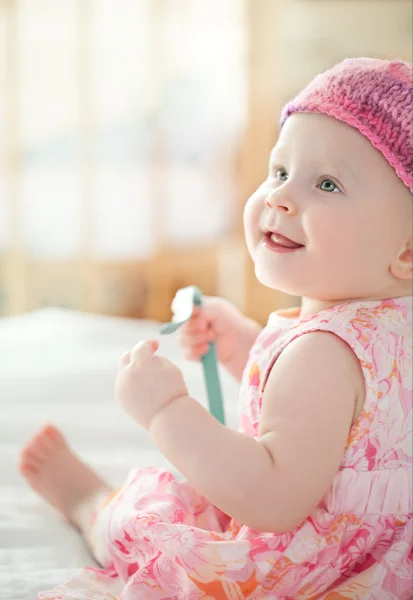 Bambino dall'aspetto felice che indossa cappello a maglia e madre che gioca toget — Foto Stock