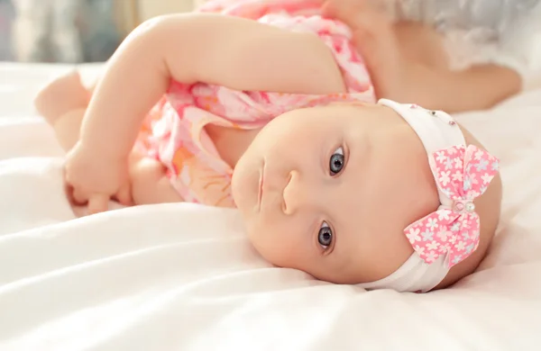 Heureux-regarder bébé portant chapeau de tricot et mère jouant toget — Photo