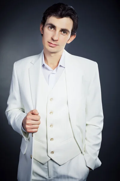 Bel homme brune portant un costume blanc — Photo