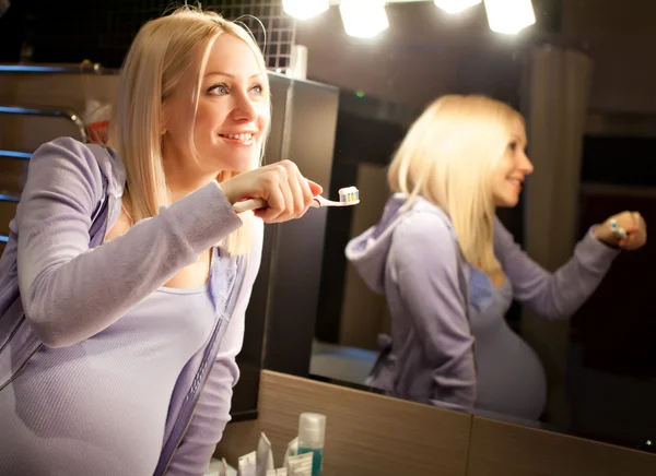 Mujer limpiando dientes —  Fotos de Stock