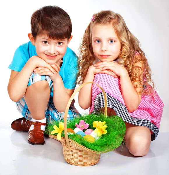 Дівчинка і хлопчик одягнений як Пасхальний кролик, сидячи на траві — стокове фото
