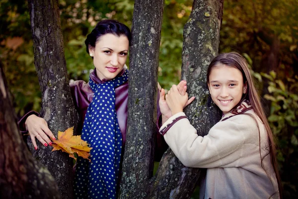 Piękna młoda kobieta picia kawy lub herbaty — Zdjęcie stockowe