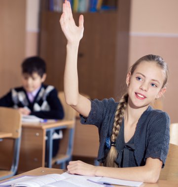 onların masada oturan okul kız