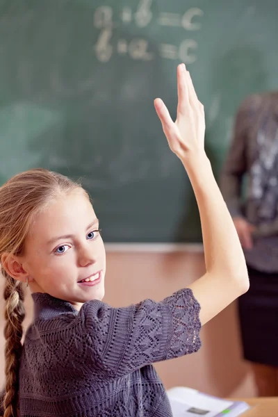 Niñas de la escuela sentadas en su escritorio —  Fotos de Stock