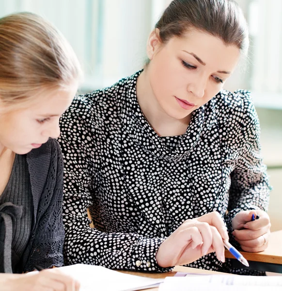 Portret nauczyciela, tłumacząc coś uśmiechający się schoolbo — Zdjęcie stockowe