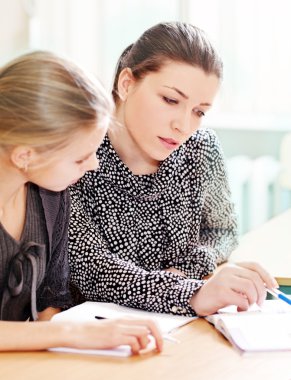 gülümseyen bir schoolbo için bir şeyler açıklamaya öğretmen portresi