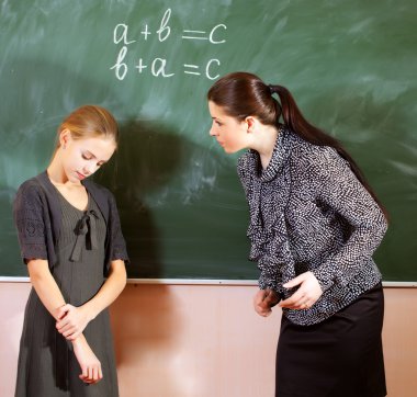 gülümseyen bir schoolbo için bir şeyler açıklamaya öğretmen portresi