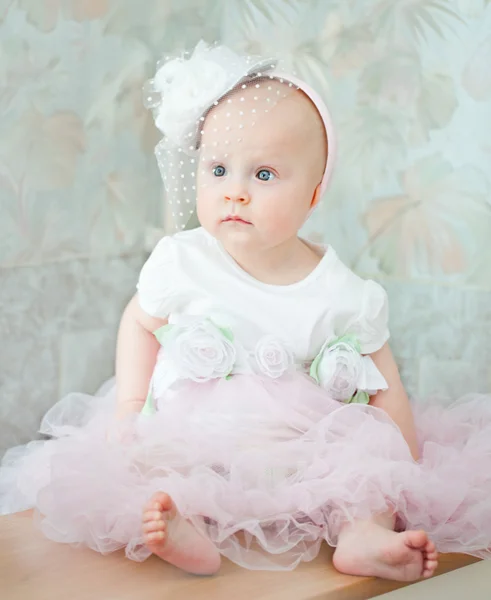 Niña vistiendo hermoso vestido — Foto de Stock